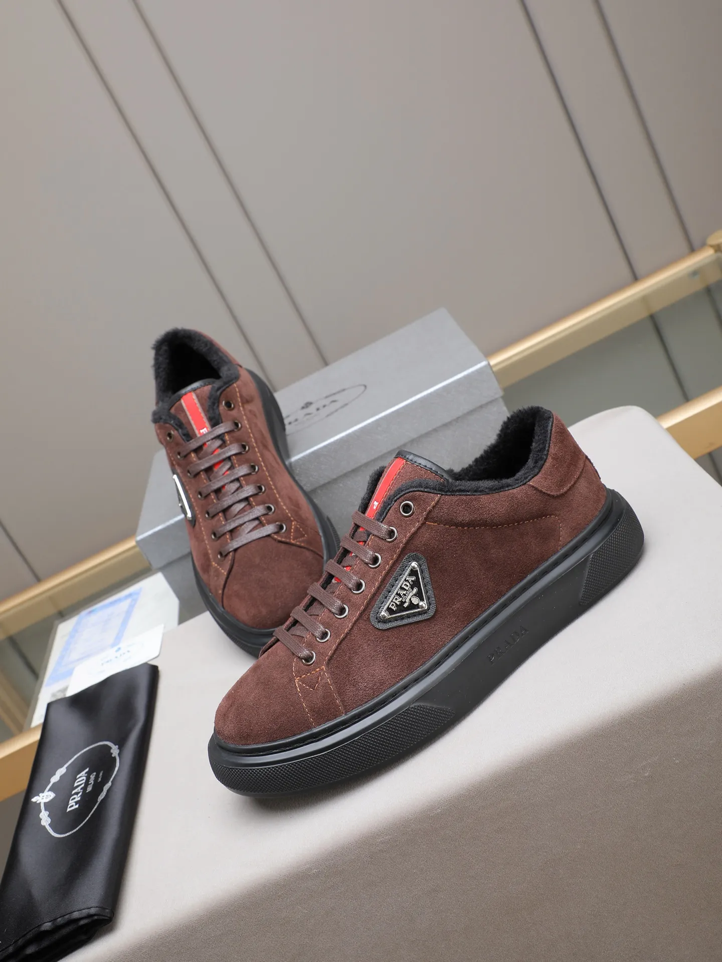 PP440 Prada/Prada men's new casual shoes, this upper is made of imported calfskin + velvet lining! The outside is decorated with the P family's classic metal triangle enamel logo, and the outsole is made of non-slip sports foam ultra-light outsole, which feels good on the feet and is a fashionable and fashionable item! Four colors to choose from!  Size: 38-44 (45 customized)